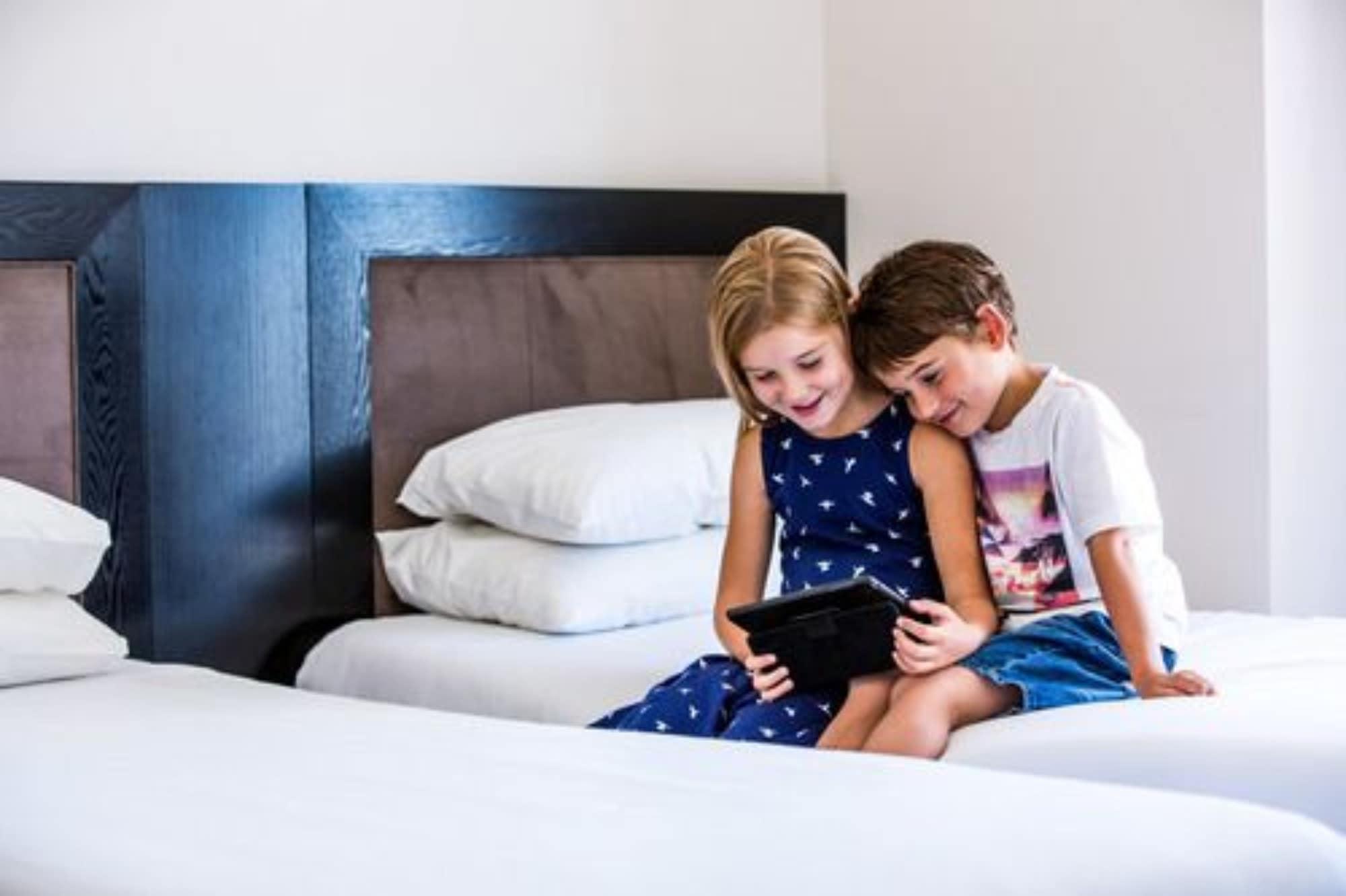 فندق بولتون ويلينغتون المظهر الخارجي الصورة Children using a tablet