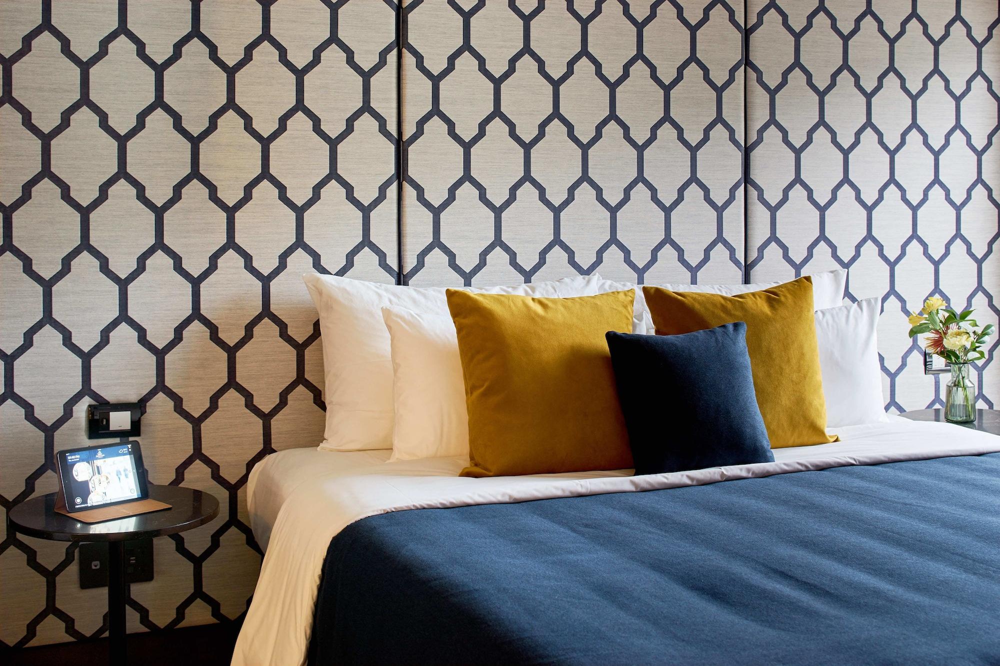 فندق بولتون ويلينغتون المظهر الخارجي الصورة A bed with cushions