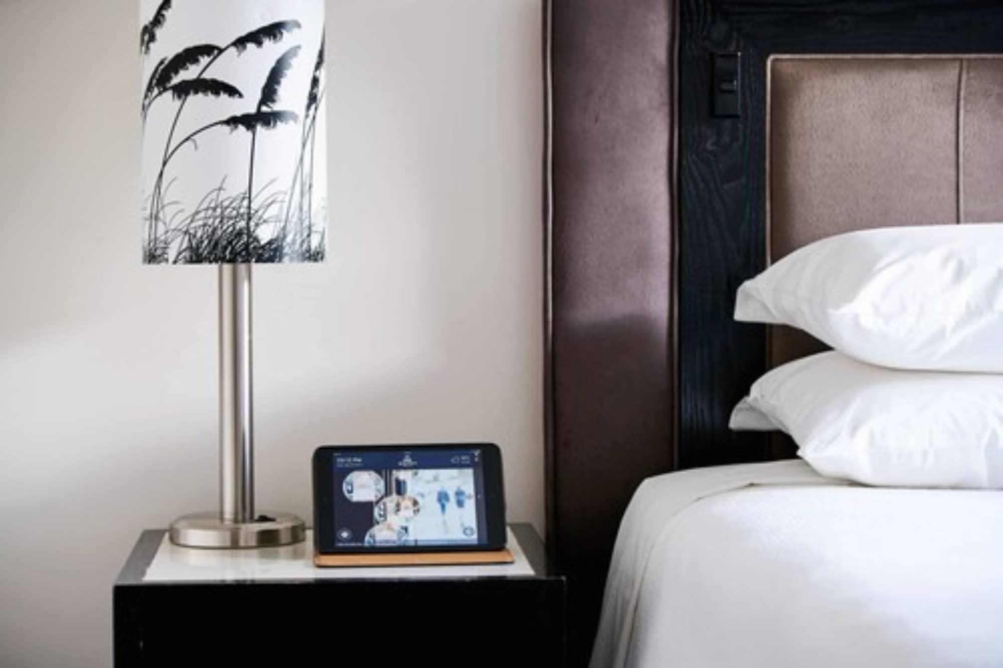 فندق بولتون ويلينغتون المظهر الخارجي الصورة The iPad is used in the rooms of the Mandarin Oriental, Munich