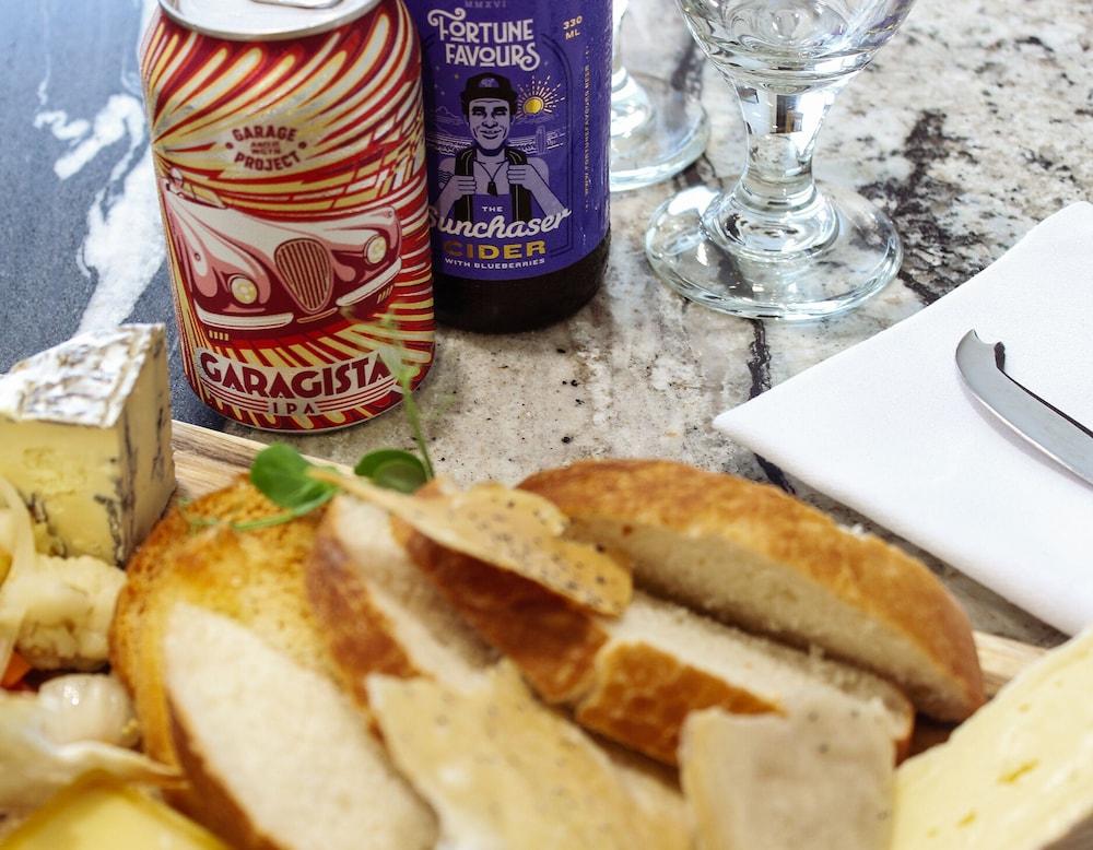 فندق بولتون ويلينغتون المظهر الخارجي الصورة A cheese board with a can of Carachia