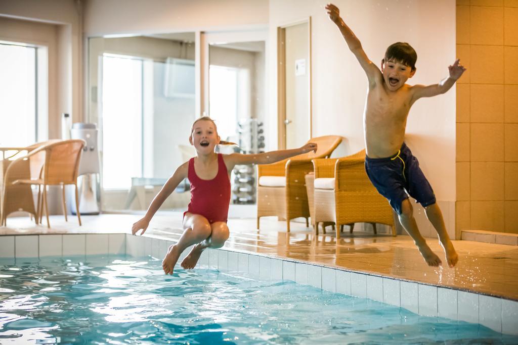 فندق بولتون ويلينغتون المظهر الخارجي الصورة Children jumping into a swimming pool