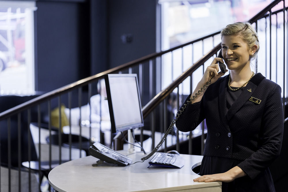 فندق بولتون ويلينغتون المظهر الخارجي الصورة A receptionist at work